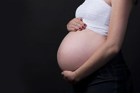 代怀助孕情绪波动与肚子疼痛的关联探究